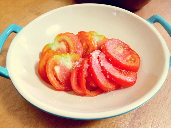 凉拌番茄加蜂蜜更健康 夏季吃西红柿6禁忌