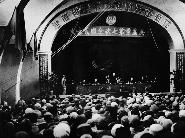 中国共产党第七次全国代表大会会场，第一次在党的全国代表大会上悬挂党旗。