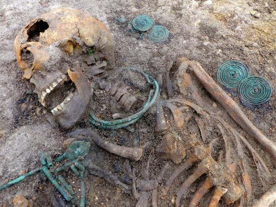 德国发现4000年尸骨 戴有青铜器时代配饰