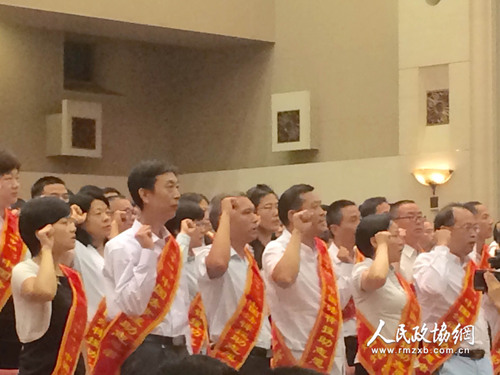 参加2016年扶贫攻坚、“1十1”中国法律援助的志愿者们在庄严的人民大会堂内集体宣誓。梓涵摄影