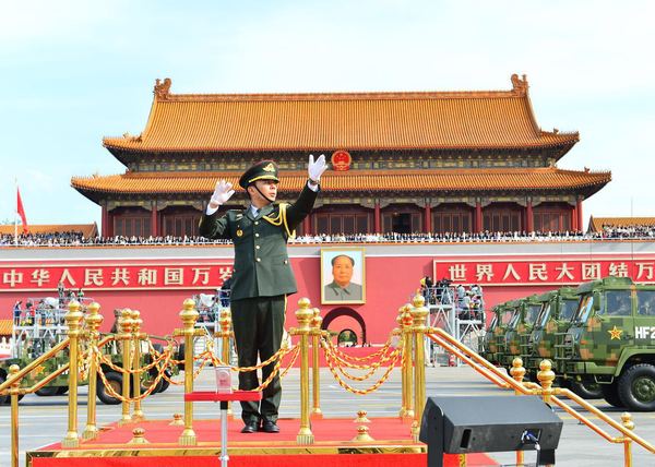张海峰在“九三阅兵”仪式上担任总指挥