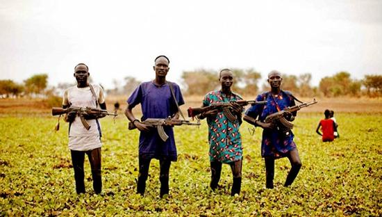 　　“我们希望有更多人知道摄影师们每天处于怎样一个险境中”，皮特·穆勒在南苏丹说。 图片来源：皮特·穆勒