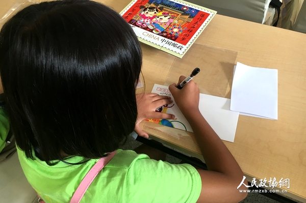 湖南张家界首届留守儿童正在给中国奥运健儿写一封信。