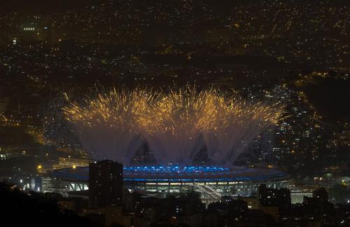 8月5日拍摄的里约热内卢马拉卡纳体育场开幕式焰火。 当日，第31届夏季奥林匹克运动会开幕式在巴西里约热内卢马拉卡纳体育场举行。新华社记者徐子鉴摄