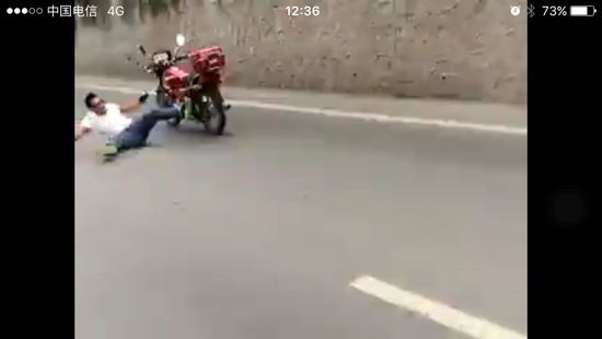 男子马路上骑摩托玩杂耍炫技 不慎摔落致死
