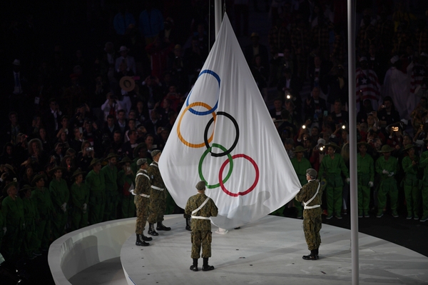 国际奥委会会旗在里约奥运会开幕式上升起。