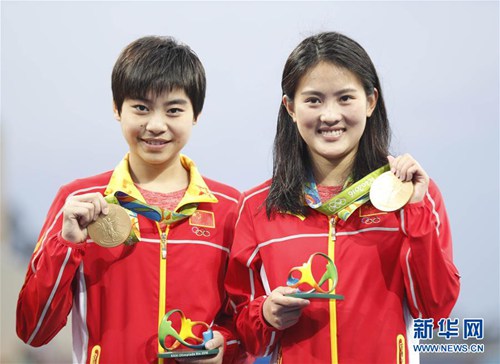 8月9日中国选手陈若琳（右）/刘蕙瑕在颁奖仪式上。