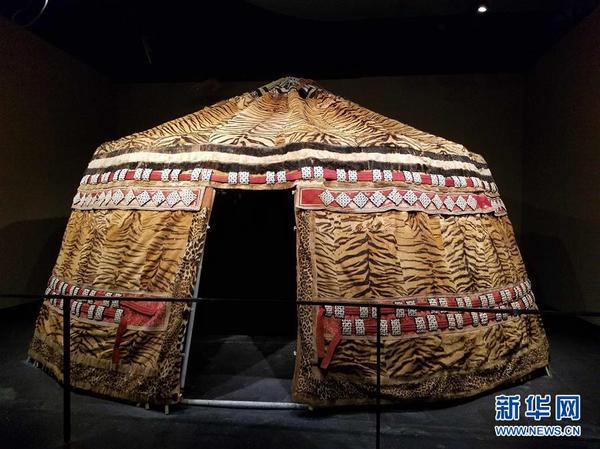 在四川省甘孜藏族自治州民族博物馆展出的“百虎帐篷”由100张虎皮制作而成，四周用一万多颗海贝镶串成吉祥图案（8月9日摄）。