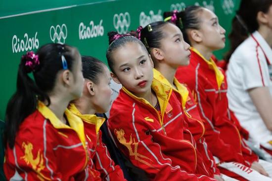 获得团体铜牌的中国女子体操队