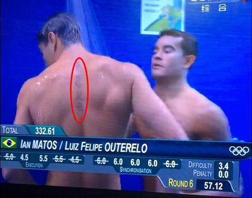 巴西跳水运动员后背纹身竟然是中文的“感恩父母”