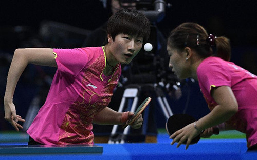 当日，在2016年里约奥运会乒乓球女子团体四分之一决赛中，中国队以3比0战胜朝鲜队，晋级四强。 新华社记者王鹏摄