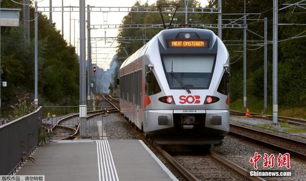 当地时间13日，一名男子在瑞士一列火车车厢里用易燃液体放火，并刀刺乘客。警方称，至少有6人受伤，包括1名6岁的儿童。