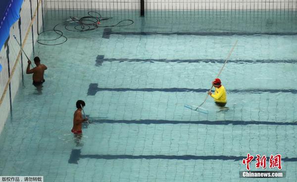 2016年8月14日，巴西里约热内卢，2016里约奥运会，奥运会游泳比赛结束，工作人员抓紧给游泳换水，以迎接接下来开始的花样游泳比赛。