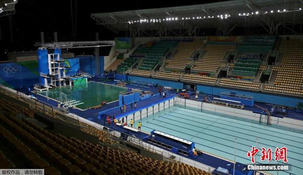 2016年8月14日，巴西里约热内卢，2016里约奥运会，奥运会游泳比赛结束，工作人员抓紧给游泳换水，以迎接接下来开始的花样游泳比赛。2