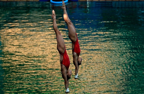 当地时间八月九日，里约奥运会跳水女子双人十米台决赛举行，中国选手陈若琳（左）刘蕙瑕顺利夺冠。  新华社发