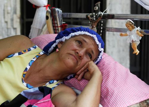 哥伦比亚民众庆祝懒人节，各式睡姿亮相街头。