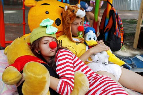 当地时间2016年8月14日，哥伦比亚安蒂奥基亚省伊塔圭，民众将床抬到街头，懒洋洋躺在床上，庆祝懒人节。