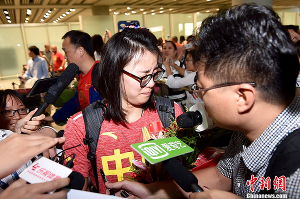 奥运中国游泳队抵达北京 粉丝媒体包围宁泽涛11