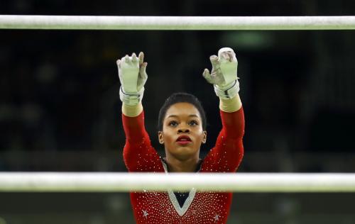 美国体操女将因奏国歌时手未放胸口被斥不爱国