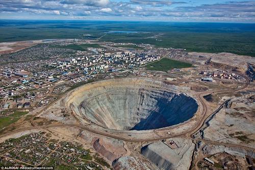 据英国每日邮报报道，西伯利亚东部发现了一处全球最大钻石矿——“钻石之城”米尔矿，这处矿藏的估值约为130亿英镑（约1111亿人民币），这个估值是将此矿的剩余产量加上已产出钻石的总价值后的推算得出，是目前世界的最昂贵钻石矿。