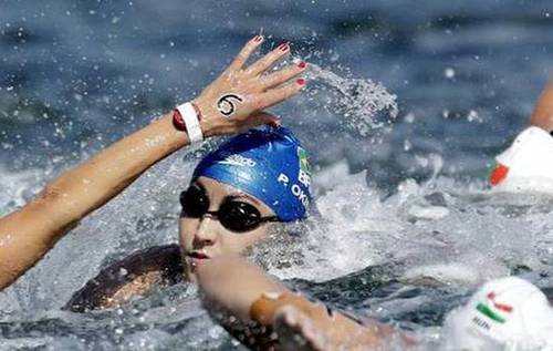 奥运会法国选手终点前硬把对手按下水被取消成绩