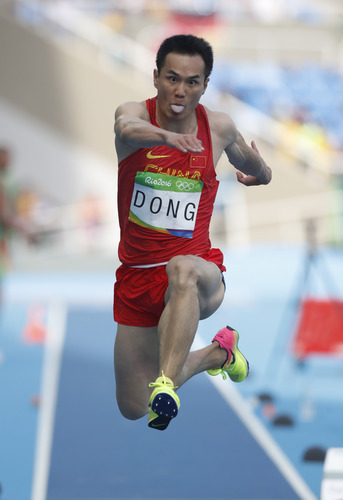8月16日，在2016年里约奥运会田径男子三级跳远的比赛中，中国选手董斌获得铜牌。新华社发