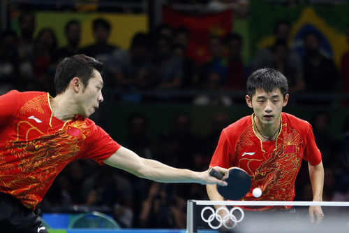 中国乒乓球运动员张继科（右）许昕击败日本队顺利夺冠。 中新社 盛佳鹏 摄