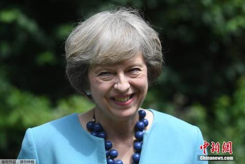 当地时间2016年7月14日，英国伦敦，英国首相特蕾莎·梅在府邸花园中举办警察勇敢奖招待会。当日，“时尚女教主”梅姨选择了蓝色系套装，配上曾出镜过的蓝色项链。