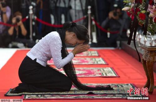当地时间2014年7月19日，缅甸仰光，缅甸反对派领导人昂山素季向父亲昂山将军的陵墓叩拜，悼念其67年前被刺杀。