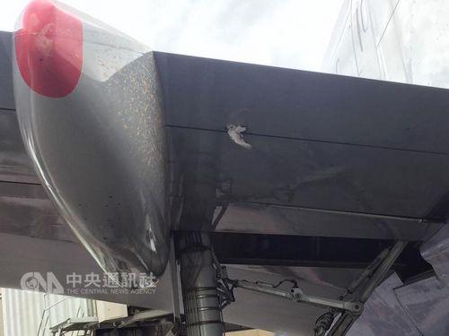 台湾华航班机遭遇鸟群机翼被撞破滞留马尼拉（图）