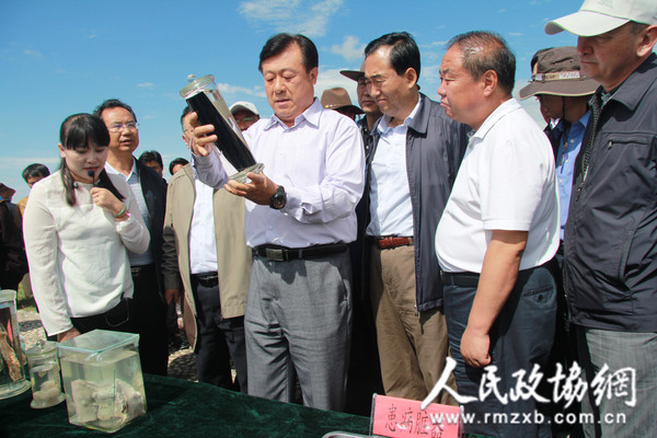 农业部副部长于康震在刚察县观看病畜内脏标本_副本