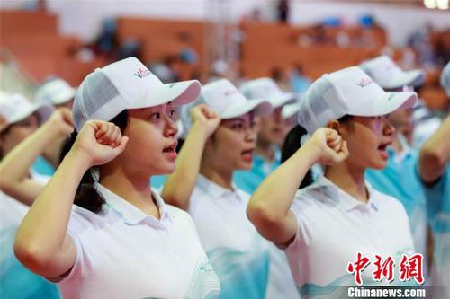 G20杭州峰会志愿者“小青荷”正式亮相 应建廷 摄