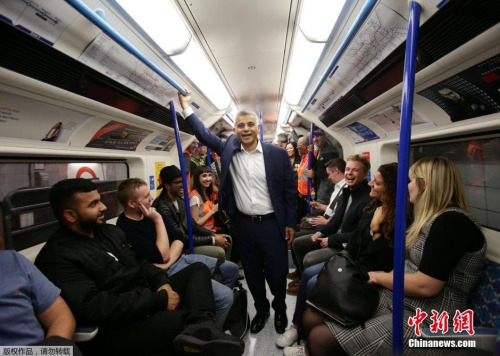 当地时间8月20日，英国伦敦，自本周五起，伦敦地铁两条线路将开始实行周五、周六全天24小时运营，借此推动伦敦午夜经济的发展。伦敦市长萨迪克·汗试乘车。