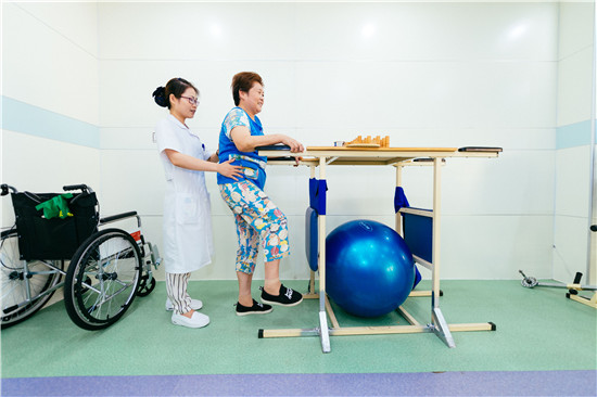 8月9日，医务人员在江苏镇江润州区黎明社区卫生服务中心为患者进行康复理疗。新华社记者 刘金海 摄
