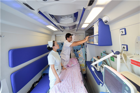8月18日，在安徽省儿童医院，医护人员在转运车上检查设备。新华社记者 张端 摄