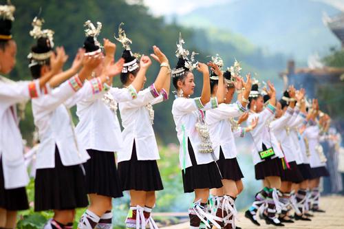 侗族群众身着民族盛装，开展祭萨、鼓楼对歌、侗族大歌汇演等民俗活动。