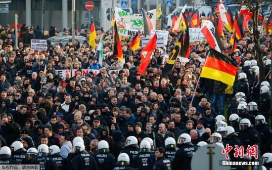 示威者还以德国总理默克尔为抨击目标，指控她透过自己对难民的自由立场，任由难民在德国横行。