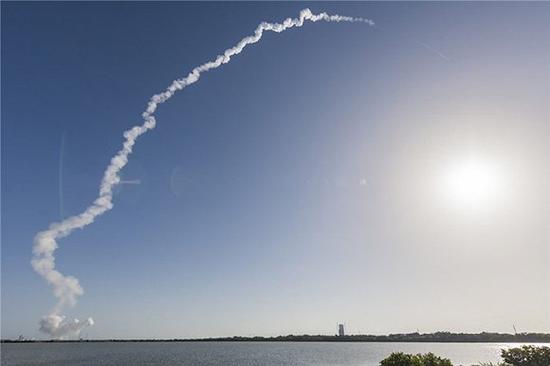 　　联合发射联盟所属的阿特拉斯-5型运载火箭搭载NROL-61机密卫星去完成美国国家侦察局的勘密任务，利用广角镜头在3.5英里远处拍摄，摄于2016年7月18日