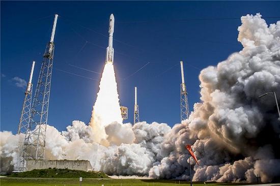 　　美国海军将移动用户目标系统（MUOS）星座的第5颗卫星由阿特拉斯-5型运载火箭发射入轨，摄于2016年6月24日