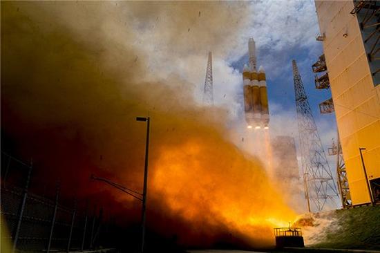 德尔塔-IV重型运载火箭搭载NROL-37侦察卫星发射离地的瞬间，摄于2016年6月11日