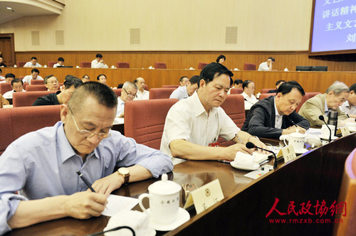 常委们认真听取刘延东作关于“促进社会主义文艺繁荣发展”的报告