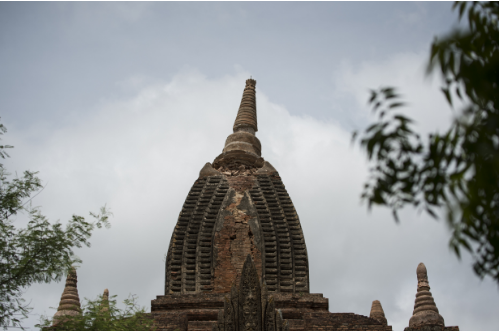 　　2016年8月26日，在蒲甘的6.8级地震之后，Sinphyushin 神庙的塔尖发生了倾斜。图片：YE AUNG THU AFP Getty Images