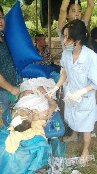 救护车遭车祸 女护士口鼻流血救病人