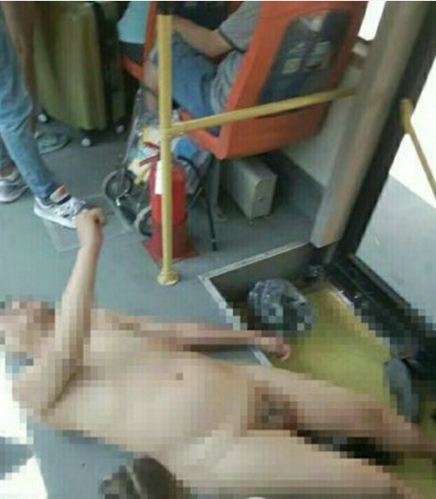 济南一男子大闹公交车 全裸车内骚扰女乘客