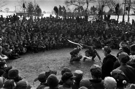 1957年，在北京北郊的村子里，由工农合作社组织的庆祝农历新年的表演，由京剧演员和农民共同参演。