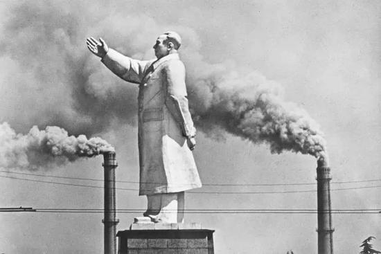 武汉长江边上，矗立在两个烟囱之间的毛主席像，烟囱是中国新工业化的象征，1971