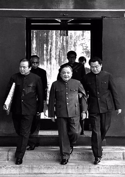 北京，邓小平准备接待到访的法国共产党中央总书记乔治·马歇，1982