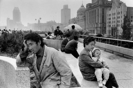 上海的清晨，尚未找到工作的进城务工者，不远处的广场山，上海市民们正在跳舞，1993