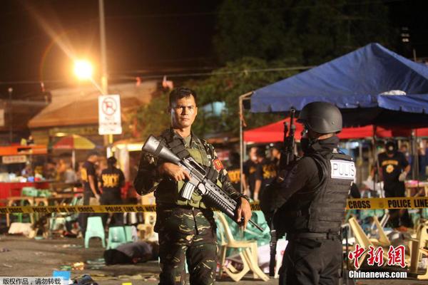 当地时间9月2日，菲律宾南部重镇达沃市一夜市发生爆炸事件，至少已造成10人死亡、60人受伤。图为菲律宾警方在事发现场。