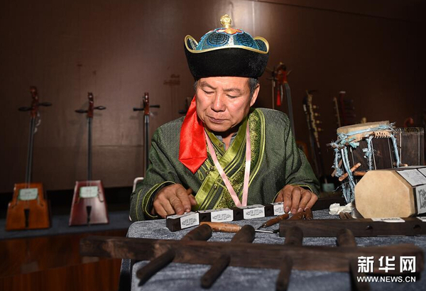 9月5日，内蒙古自治区级传承人胡庆海展示蒙古族拉弦乐器制作过程。